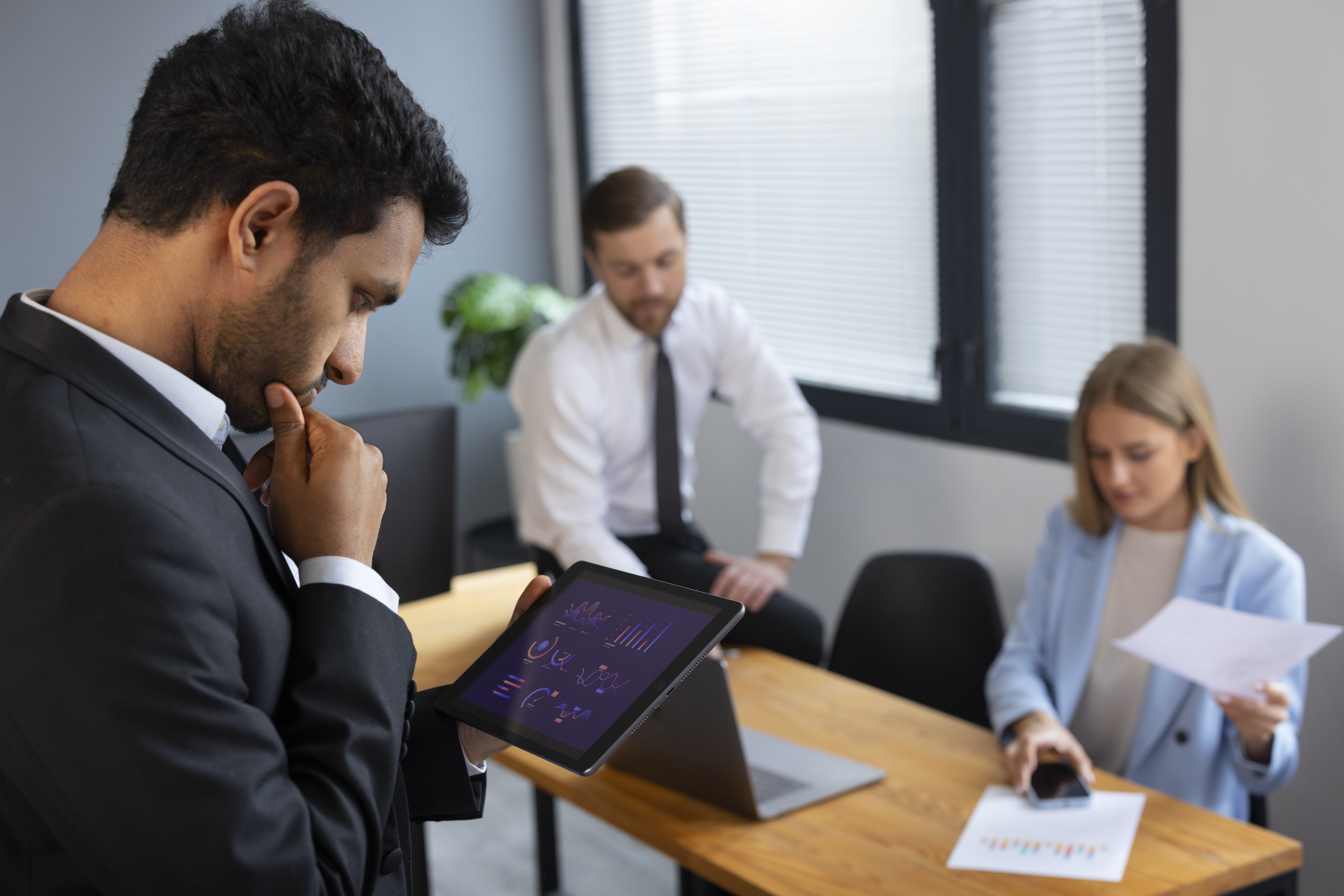 persona-de-negocios-mirando-graficos-de-finanzas