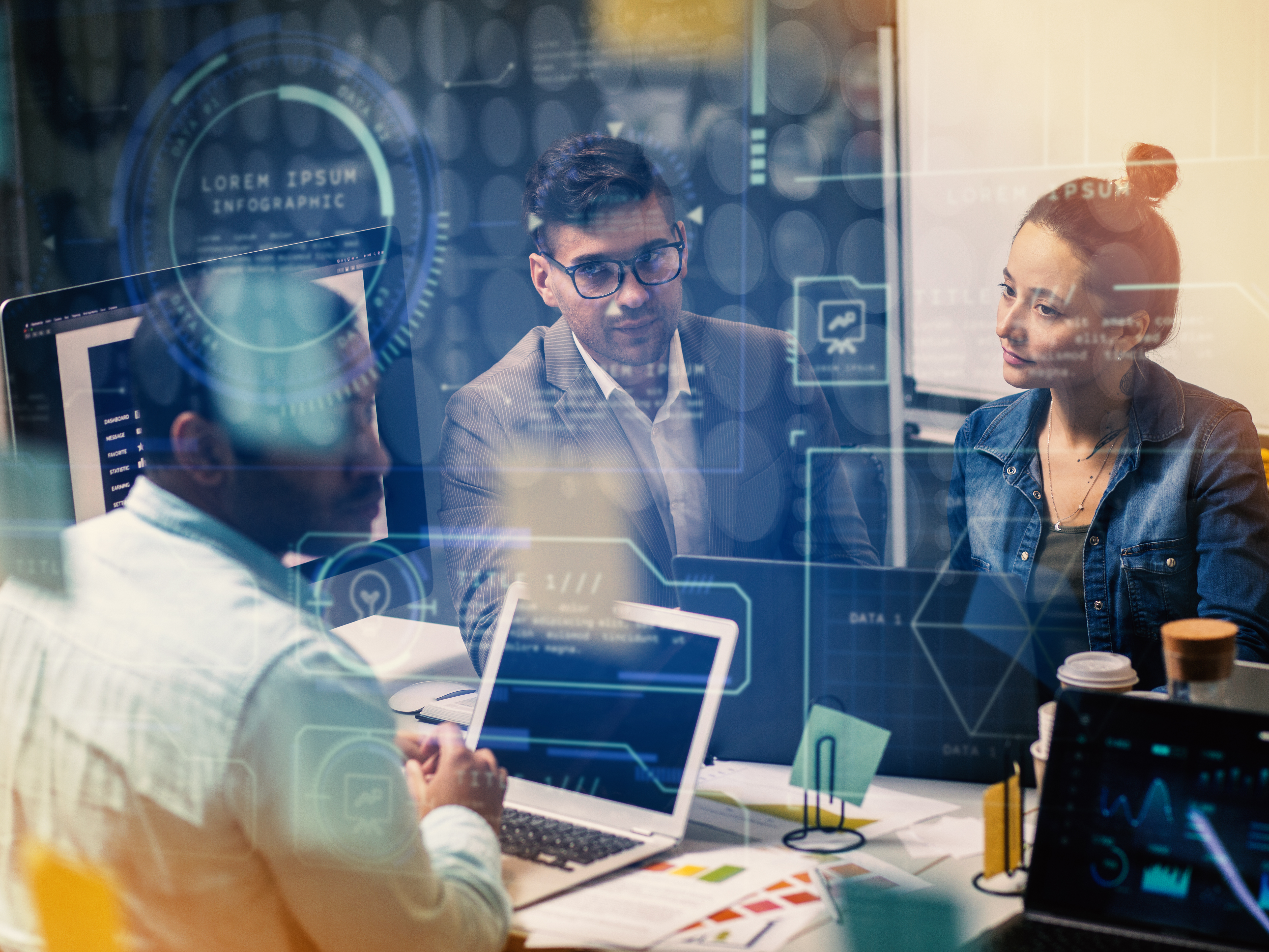 persona-trabajando-html-en-computadora